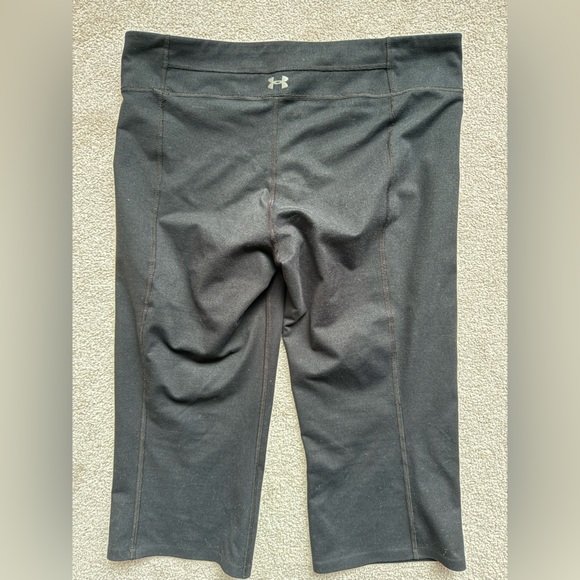 Black Under Armour size Large capris - Picture 2 of 3